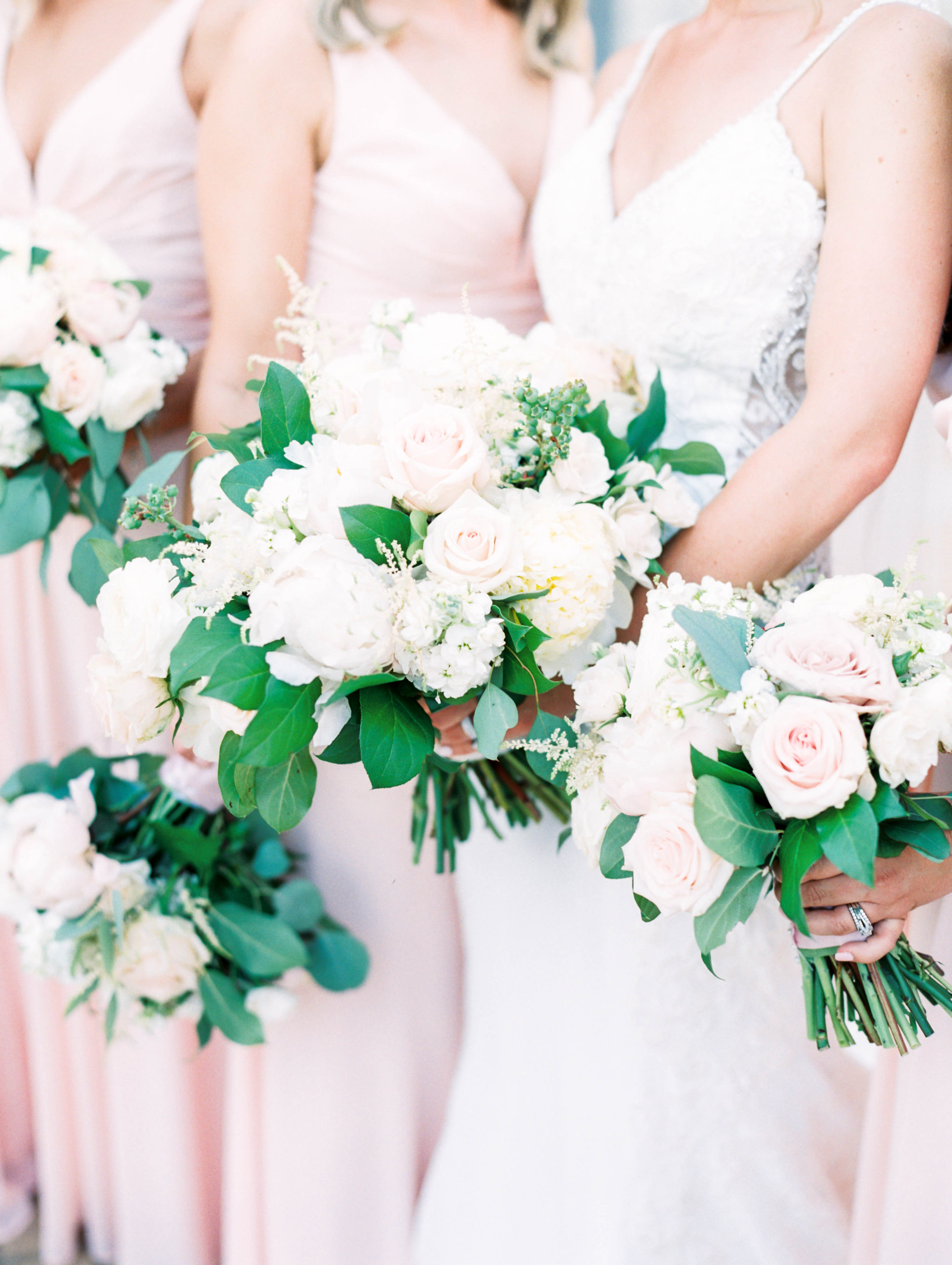 st louis wedding photographer blush pink bouquets