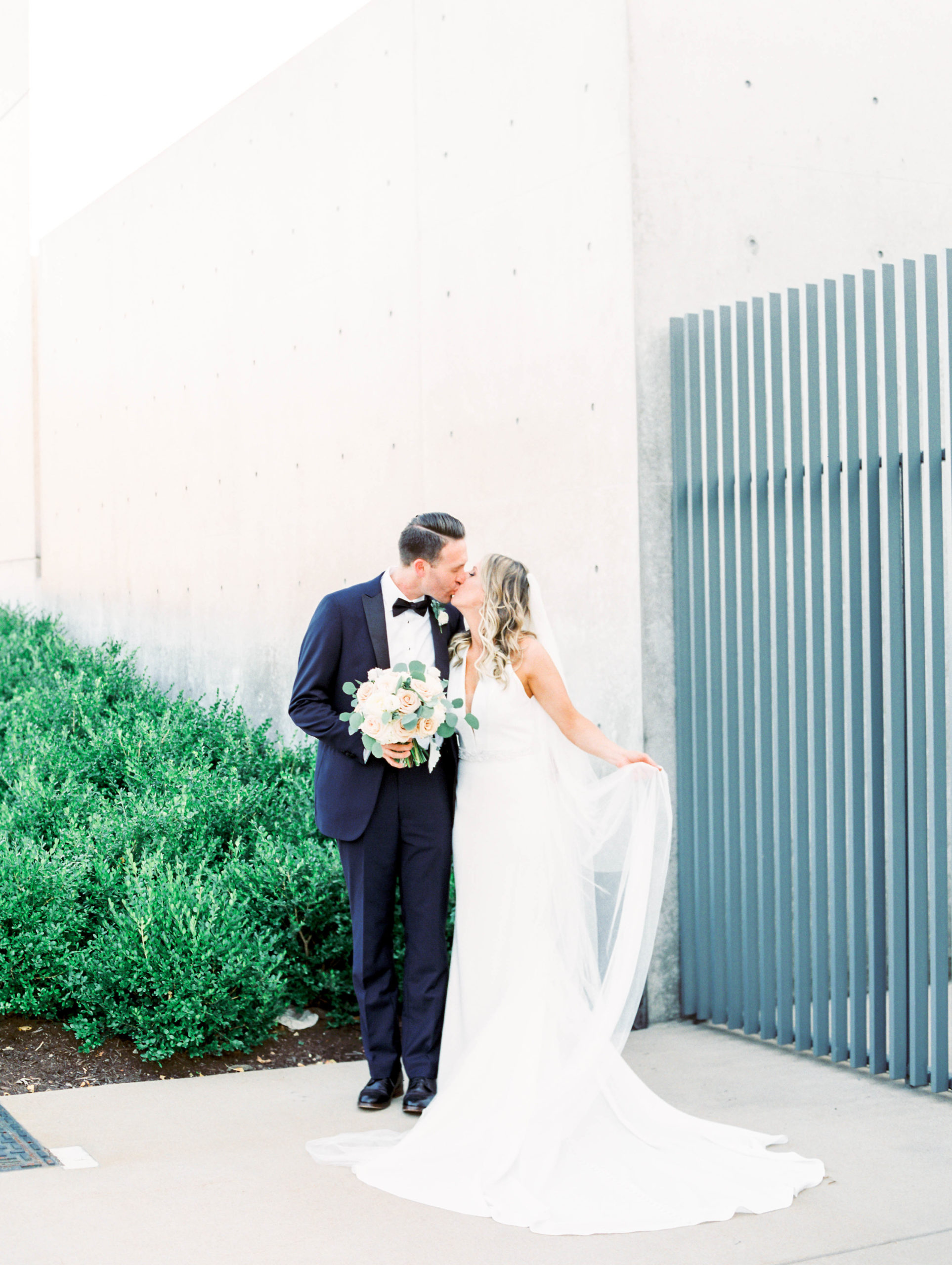 St louis wedding photos at the contemporary art museum